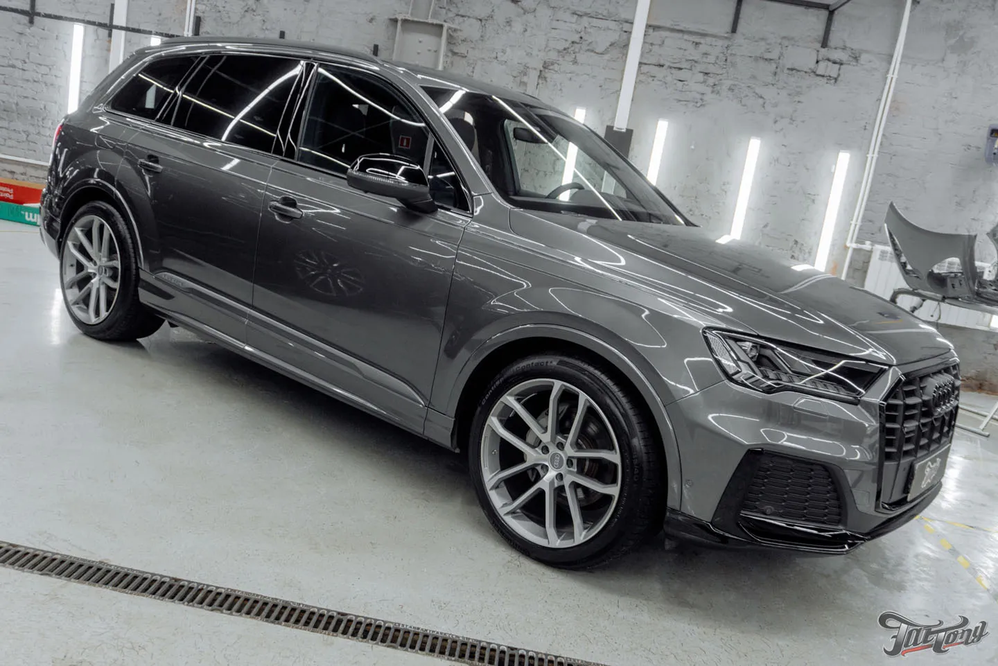 Отремонтировали бампера на Audi Q7, оклеили переднюю часть кузова полиуретаном, отполировали и покрыли керамикой кузов, провели химчистку салона и установили ремни безопасности с принтом